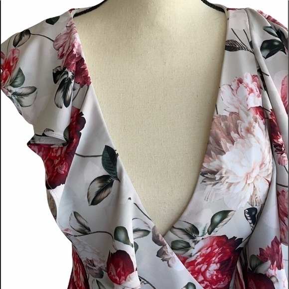 ♥️fame and Partners♥️ Hilo Ruffle V-Neck Dress - Floral size-4 - Picture 6 of 8